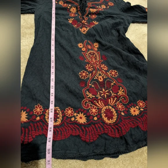 Free People Embroidered Black P Tunic Top Sz 8  with Red & Rust Floral Detail - Picture 5 of 8